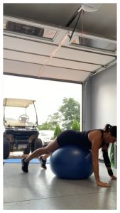 ลูกบอลออกกำลังกาย พกพาง่าย สีสันสวยงาม  ลูกบอลฟิตเนส  ขนาด 55 ซม ฟรีปั้มลม ถูกต้องสำหรับชาวเอเชีย