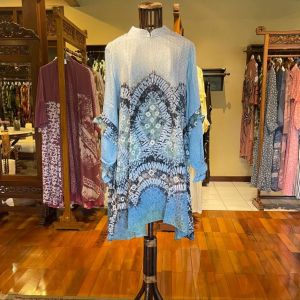 Sila Tunik Viscos by Dian Pelangi LIMITED EDITION Blouse Baju Atasan Kemeja Blus Kerja Kantor Formal Pesta Pernikahan Kondangan Lebaran Wanita Hijaber Cantik Anggun Modis Modern Simple Elegan Mewah Model Motif Batik Jumputan Sasirangan Hand Made Kekinian