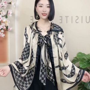 ผ้าพันคอไหมทรงกันแดดแบบใหม่ปี 2022 พร้อมหมวกปีกกว้าง ผ้าคลุมไหล่แบบมีฮู้ด ป้องกันแสงแดด สไตล์เกาหลี แฟชั่นฤดูใบไม้ผลิและฤดูร้อน