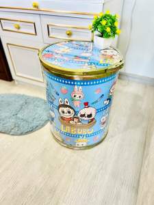 ออมสินยักษ์เก้าอี้นั่งถังเก็บเงินแสนล้าน น้องมาแล้วลาบูบู้ฟ้า (ขอบทอง)สีสันสดใสทนทานมากค่ะของขวัญ