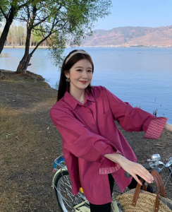 เสื้อเชิ้ตแขนยาวสีชมพูม่วงสำหรับผู้หญิง ทรงหลวม สไตล์เกาหลี ลายทาง ดีไซน์ใหม่ ฤดูใบไม้ผลิและฤดูใบไม้ร่วง