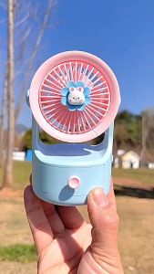 STANDING MINI FAN DESK CUTE | KIPAS ANGIN LACI MINI LUCU | PORTABLE MINI FAN | KIPAS ANGIN MEJA KERJA MEJA BELAJAR ANAK | Kipas meja rias mini kartun kecil yang segar dan lucu dengan penyimpanan laci kipas desktop portabel pengisi daya usb | KADO | MSS