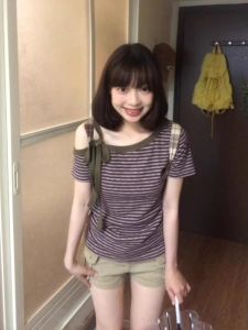 เสื้อยืดแขนสั้นทรงสลิมฟิตสำหรับผู้หญิง ลายทางสีม่วง ไหล่ข้างเดียว เสื้อผ้าออกกำลังกาย ดีไซน์ไม่ซ้ำใคร สาวฮอต