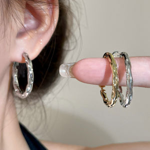 ต่างหูห่วงลายไม่สม่ำเสมอสำหรับผู้หญิง ต่างหูโลหะรูปตัว C ดีไซน์สวยหรู สไตล์วินเทจ เรียบง่าย ทันสมัย ใช้ได้หลากหลาย เหมาะเป็นของขวัญ ปี 2025