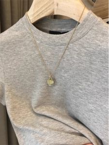 เสื้อยืดแขนสั้นทรงสลิมฟิตสำหรับผู้หญิง สีเทาอ่อน ทรงเข้ารูป ทรงเข้ารูป เสื้อยืดคอกลมแบบสวมหัว ฤดูร้อน 2025 แบรนด์ใหม่