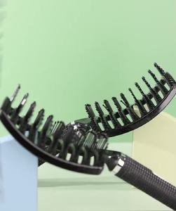 หวีผม ทรงโค้ง ทนความร้อน หวี จัดแต่งทรงผม ลดผมขาดหลุดร่วง แปรงหวีถนอมเส้นผม หวีนวดศรีษะ หวีแปรงกลม ด้ามจับถนัดมือ หวีง่าย แก้ผมพันกันได้ มี 4 สี