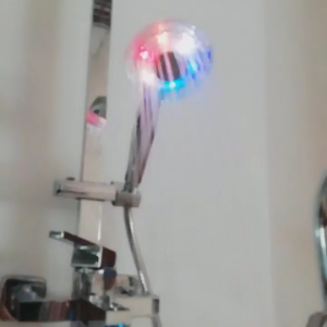 ฝักบัวมีไฟLED แบบอันดับ 3ซึ่งไม่ต้องใส่ถ่านใช้แรงดันน้ำ วัสดุคุณภาพดี แข็งแรง ทนทาน อายุการใช้งานยาวนาน ฝักบัวอาบน้ำ