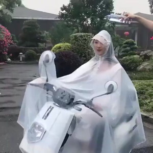 Áo Mưa Trong Suốt Có Kính Che Mặt – Cho 1–2 Người Dáng Cánh Dơi Thời Trang Không Che Đèn Xe