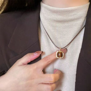 สร้อยคอ Liontin Batu ตาเสือสีน้ำตาลวินเทจสำหรับแฟชั่นสำหรับผู้หญิงเครื่องประดับเชือกหนังพังค์สร้อยคอลูกปัดเครื่องประดับของขวัญ