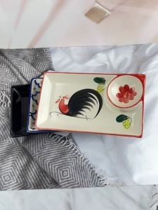 จานเซรามิค จานเปลเหลี่ยม มีหลุมน้ำจิ้มในตัว  เนื้อหนา  ขนาด 5.75 x 9.8 นิ้ว  สีดำ/ลายไก่/ลายสัปปะรด