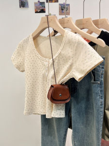 เสื้อยืดคอกลมแขนสั้นทรงเข้ารูปสำหรับผู้หญิงในช่วงฤดูร้อน ทรงเข้ารูป ลายดอกไม้ 3 กระดุม เสื้อตัวบนสไตล์เกาหลี