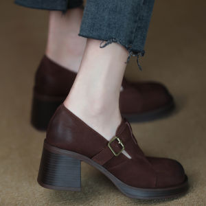 รองเท้าส้นสูงแบบหัวมนทรงกลมสไตล์ย้อนยุคสำหรับผู้หญิง ฤดูใบไม้ร่วง 2025 รองเท้าส้นหนาแบบใหม่พร้อมหัวเข็มขัด รองเท้าส้นสูงสำหรับผู้หญิง