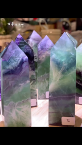 羽毛萤石柱 | Feather Fluorite Tower 羽毛般的纹理 🪶 象征希望、自由与守护 Feather-like patterns 🪶 Symbolize hope freedom & protection ✨ 功效 | Benefits 💜 清晰思维 · 增强专注 💜 Mental clarity · Better focus