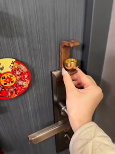 HTF 1Pcs Self-adhesive Wooden Doorbell Hanging Pendant / Brass Bell C-shaped Creative Door Bells