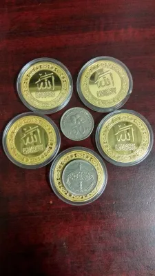 ISLAMIC MEDALLION KALIMAH DAN MASJlD NABAWl. GOLD COLOUR. ( 1 PIECE / 1 KEPING ) CENDERAHATI HAJI UMRAH SOURVENIR MADINAH MUNAWWARAH