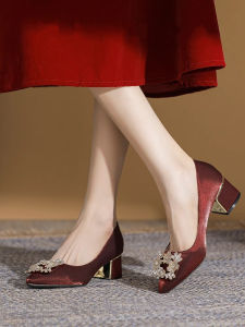 เท้ากว้างรองเท้าส้นสูงสบาย เรียบหรู ผ้าซาติน รองเท้างานแต่งงานส้นกลาง Rhinestone Pointed Toe Flats สําหรับผู้หญิง