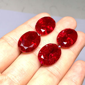 หินทับทิมที่ปลูกในห้องปฏิบัติการซึ่งมีรอยแตกเล็กน้อยและการรวมอัญมณีใกล้กับลักษณะเป็นรูปวงรีตามธรรมชาติคุณภาพสูงอัญมณีสำหรับทำ DIY เครื่องประดับ