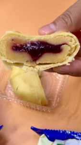 (ยกลัง 30 แพ็ค)เปี๊ยะลาวา 1 แพ็ค 4 ชิ้น ขนมเปี้ยะ (ไส้สับปะรด ไส้สตอเบอร์รี่ ไส้บลูเบอร์รี่) พายลาวา ไส้แน่นๆ แป้งนิ่มๆ