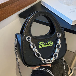 กระเป๋าสะพายข้างผ้าไนลอนสีดำ ทรงสี่เหลี่ยมเล็ก ดีไซน์เก๋ไก๋ กระเป๋าสะพายข้างแบบสะพายไหล่ข้างเดียว กระเป๋าสะพายข้างแบบมีสายโซ่