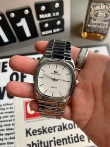 นาฬิกาข้อมือทรงสี่เหลี่ยมสไตล์ย้อนยุคแบบใหม่ สายเหล็ก นาฬิกาผู้ชาย นาฬิกาควอตซ์แบบเรียบง่าย นาฬิกาผู้ชายที่ใช้งานได้หลากหลาย นาฬิกาผู้ชาย