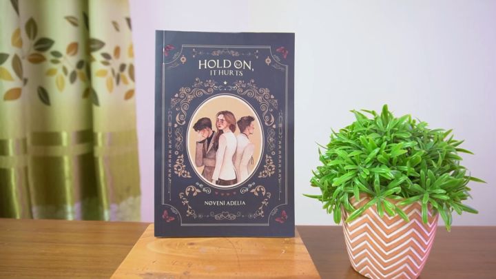 Buku Novel Hold On, It Hurts -  Noveni Adelia / Novel Fiksi