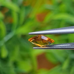 พลอย บุษราคัม yellow sapphire 1.29 กะรัต (Cts.) ดิบ พร้อมใบเซอร์ พลอยแท้ อัญมณีมงคลประจําวันเกิด เครื่องประดับพลอย