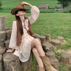 Bộ Trang Phục Du Lịch Màu Nâu  Áo Hai Dây Đầm Bộ Hai Món Dành Cho Hoạt Động Du Lịch Trong Mông Cổ Hulunbuir Grassland Nữ Thời Trang