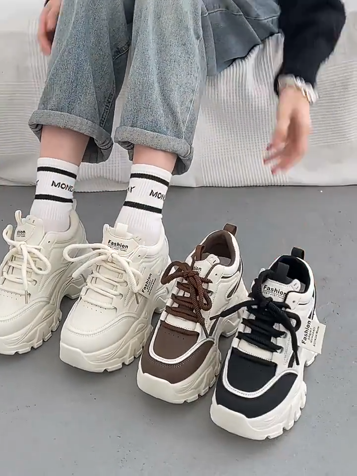 SWIFT รองเท้าสีขาวขนาดเล็กพื้นรองเท้าหนาผู้หญิงแกะสลักใหม่ รองเท้าผ้าใบนักเรียน เย็บหนังตาข่าย รองเท้าแฟชั่นผู้หญิงพื้นหนา สไตล์ใหม่