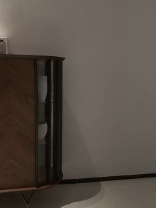 BUNISE ตู้ข้างโต๊ะอาหารและตู้ตกแต่ง สไตล์นอร์ดิกลักซ์ชัวรี งานกำหนดเอง ลายก้างปลา ดีไซน์โค้งมนแบบอิตาลี ผสมอะคริลิก เหมาะสำหรับโถงทางเข้าและห้องนั่งเล่น รุ่น BG1220 จัดส่งฟรีทั่วไทย