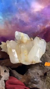 Bụi đá thạch anh tự nhiên tán sắc Lemurian năng lượng vũ trụ mạnh tặng đế gỗ 564