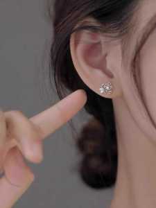 ต่างหูรูปดอกกุหลาบไข่มุกเงินแท้ S925 สำหรับผู้หญิง ดีไซน์เรียบง่ายหรูหรา ดีไซน์เฉพาะตัว เครื่องประดับแฟชั่น