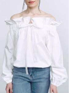 UR&DC2024 เสื้อเชิ้ตแขนยาวคอวีสีขาวสไตล์ฝรั่งเศสสำหรับผู้หญิงฤดูใบไม้ร่วงใหม่ ดีไซน์เปิดไหล่พร้อมจุดชมกิ่งดอกไม้