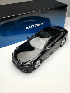 AUTOart | Collectible Simulation Car Model 1:18 Scale