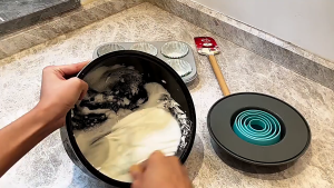 Stand Holder Kantong Spuit Cream – Alat Penyangga Piping Bag untuk Dekorasi Kue