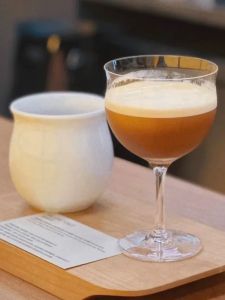 แก้วกาแฟทรงต่ำพร้อมกลิ่นหอมสดชื่นสำหรับร้านอาหารและร้านค้าใหม่ในฤดูใบไม้ร่วงแก้วใสสำหรับใส่เครื่องดื่มแอลกอฮอล์แบบผสม