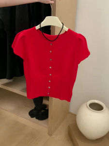 เสื้อสเวตเตอร์แขนกุดสีแดงสไตล์ฝรั่งเศสสำหรับผู้หญิงในช่วงฤดูร้อนปี 2025 เสื้อคลุมแฟชั่นทรงสลิมฟิตที่สวมใส่ได้หลากหลายและลดอายุ