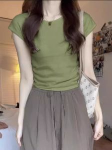 เสื้อยืดคอกลมแขนสั้นถักสีแดงสำหรับผู้หญิง ทรงสลิมฟิต สไตล์เกาหลี แฟชั่นฤดูร้อน เสื้อเชิ้ตชั้นใน เสื้อชั้นใน เสื้อชั้นใน