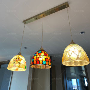 โคมไฟตกแต่งร้านอาหารแบบมีสายสี่เหลี่ยมสามหัวสีสันสดใสสไตล์ย้อนยุคสไตล์อเมริกันสไตล์ฝรั่งเศสสไตล์เทฟเฟนี่สไตล์เมดิเตอร์เรเนียนสไตล์ญี่ปุ่นสำหรับทางเดินและบาร์
