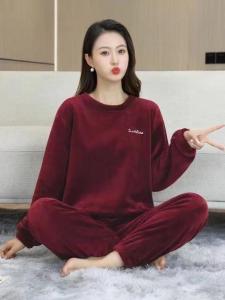 ชุดนอนผ้าขนแกะคอรัลหนาสำหรับฤดูหนาว ชุดนอนผู้หญิง แขนยาว คอกลม ทรงหลวม ความหนาปกติ ชุดนอนผ้าขนแกะคอรัลสำหรับฤดูหนาว