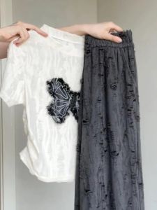 ชุดกีฬาลำลองสองชิ้นสำหรับผู้หญิงในช่วงฤดูร้อน ชุดแฟชั่นสุดเก๋ไก๋พร้อมเสื้อแขนสั้นและกางเกงขายาว สไตล์หวานๆ สำหรับวัยรุ่น