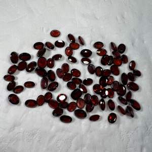 1545-GIÁ MỘT VIÊN ĐÁ GARNETALMANDINE ĐỎ ĐEN ( THIÊN NHIÊN ) HỒNG NGỌC LỰU  CẮT OVAN. [6x8] hàng không xử lý