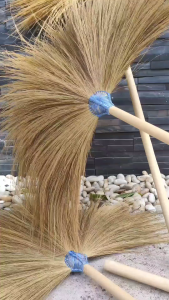 ไม้กวาดดอกหญ้าแบบทนทาน รับประกันความทนทานกว่าไม้กวาดทั่วไป อันละ 129.- บาท