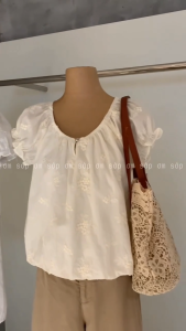 [SẴN LOẠI 1] Áo babydoll boi thêu hoa nổi cổ chữ U xẻ nút ngọc màu kem nhạt form bí bo chun siêu xinh WGWE W8740
