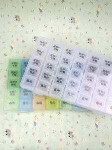 กล่องเก็บยาแบบพกพาใหม่ 35 ช่อง กล่องเก็บยา กระดาษติดสำหรับจัดระเบียบยา กล่องเก็บยา กล่องเก็บยาที่มีช่องแยก