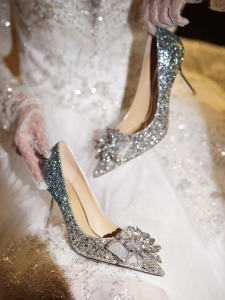 รองเท้าส้นสูงหนังแท้สไตล์ฮ่องกงสำหรับผู้หญิง ฤดูใบไม้ผลิ 2025 รองเท้าแต่งงานแบบใหม่ รองเท้าแต่งงานคริสตัล รองเท้าแต่งงานสุดหรู