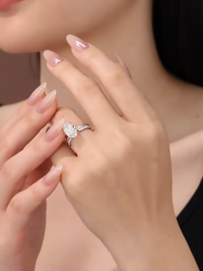Queensun IGI 5CT White Gold Lab Diamond Oval Cut Split Shank Engagement Ring | Double Band Ring | Stackable Ring | Engagement Ring | Bridal Ring | Minimalist Luxury Ring | Diamond Wedding Ring Hailey Bieber Ring 18K 金培育钻石椭圆蛋形戒指 开口镶钻戒臂设计 婚礼 / 订婚百搭高级感饰品 小众
