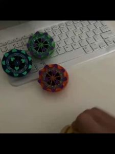 ฟิดเจตไจโรสโคปของเล่นไจโรสโคปปลายนิ้วไฟของเล่นขึ้นของเล่นลดควาเครียดลูกข่างจุดประกายสำหรับเด็กวัยรุ่นผู้ใหญ่ไจโรส่องสว่าง