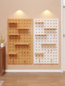 ชั้นวางของติดผนังทำจากไม้แท้แบบมีรูขนาดเล็กสำหรับติดอยู่ข้างประตูและพื้นที่เก็บของในบ้าน รูปตัวหนังสือเด็ก