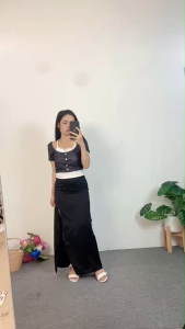 ชุดเซ็ตทรงเข้ารูปสวย  เสื้อครอปแขนสั้น + กระโปรงเปิดขาสูง