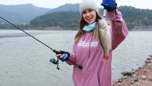 Sougayilang 2 Warna Tongkat Pancing Portabel 1.8M 2.1M 2 Bagian Putar Casting Umpan Tongkat Pancing Bahan Serat Karbon Batang Sangat Ringan Badan EVA Pegangan Perjalanan Tongkat Pancing Takel Pancing